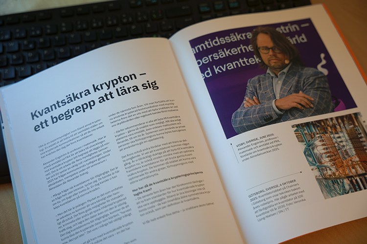 Uppslag i rapport, liggande på ett tangentbord.