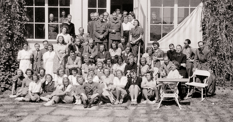 Gruppfoto på personal utanför Matbo, cirka 50 personer. Klicka på bilden för att förstora den.